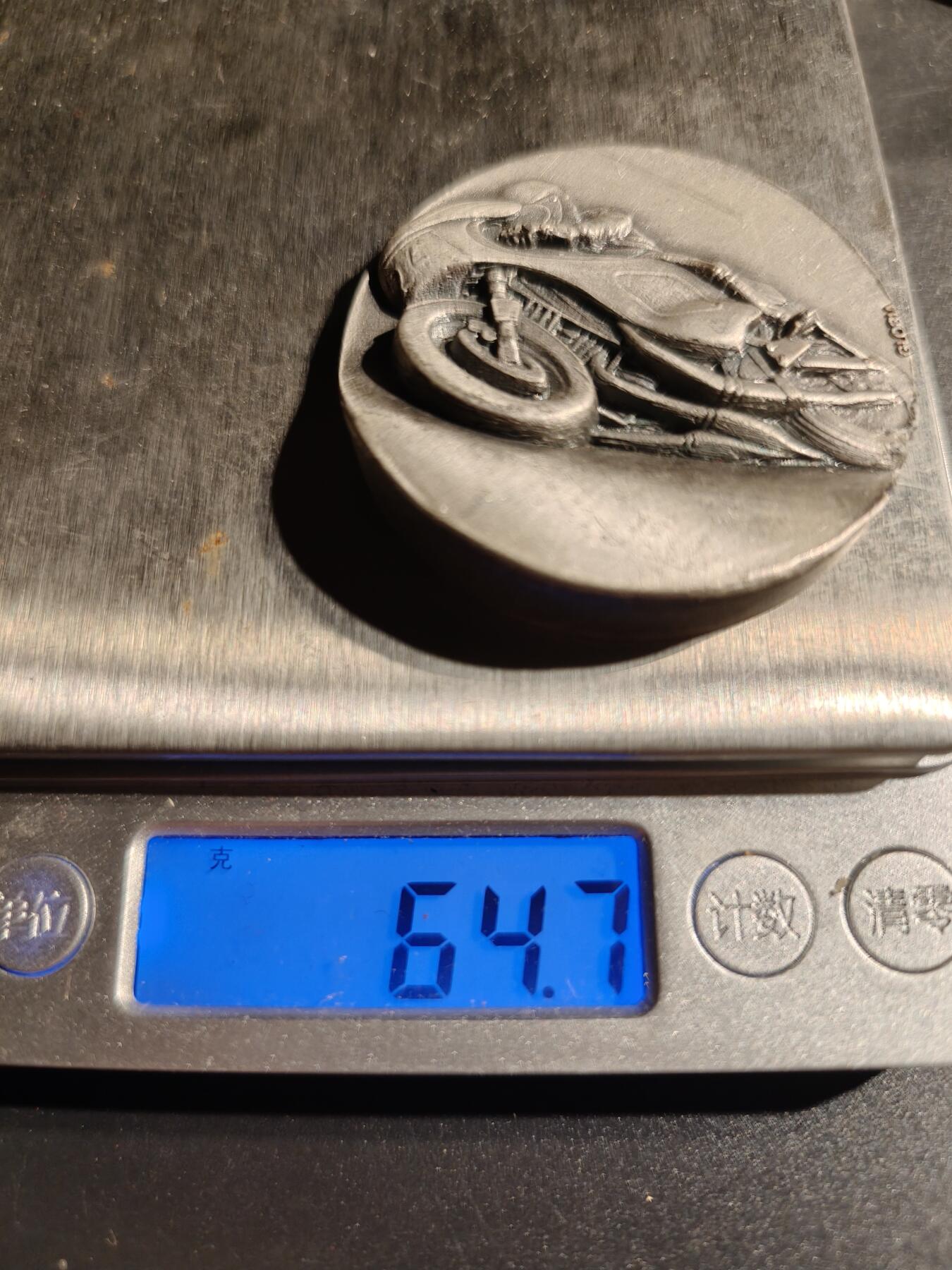 老王徽章第148期 法国赛车运动镀银纪念章   直径50mm   重量54.7g