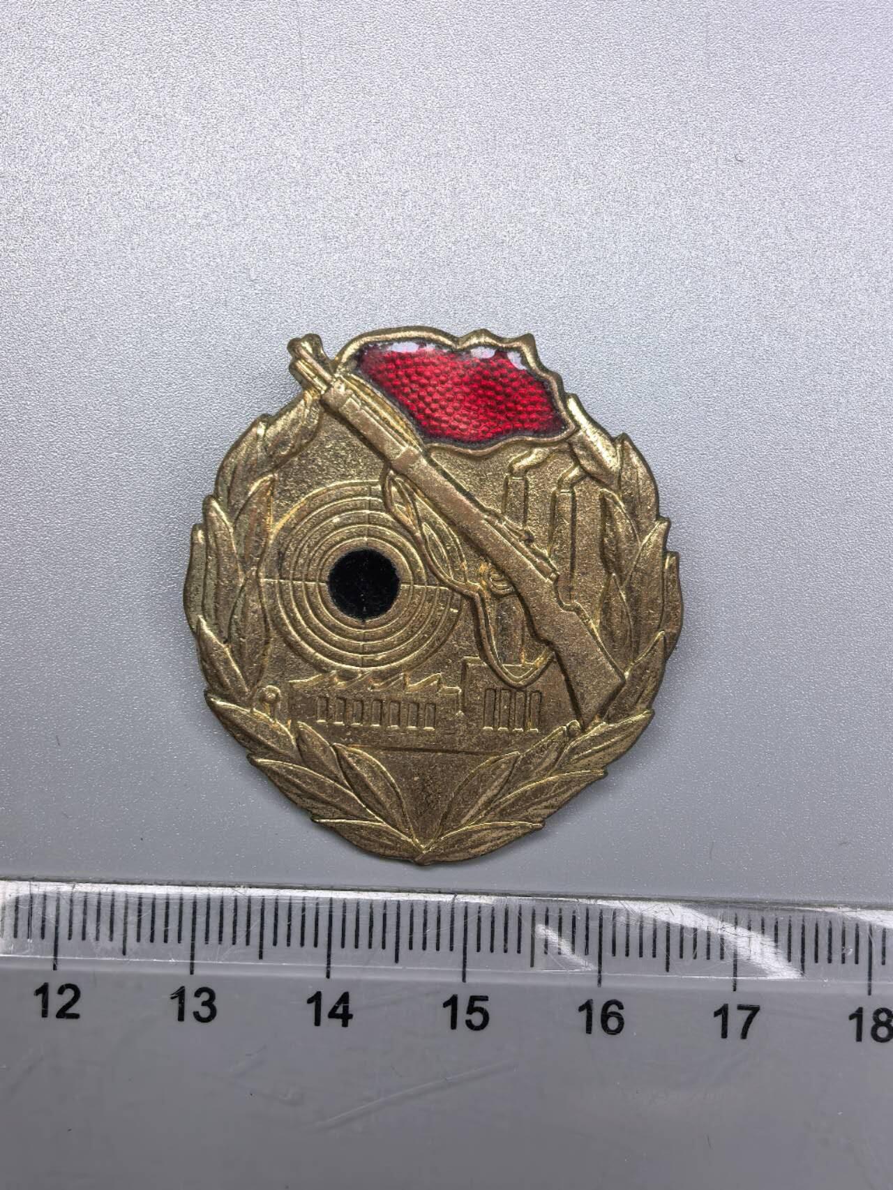 小驴勋章奖章收藏9月13日星期六晚18点拍卖（有偿代拍，送拍规则在简介最后，参拍须阅读规则后再参拍，关系到运费包装发货时效真假辨别等关键信息，店主微信码在最后一拍品） 东德铜级工战队射手技能证章