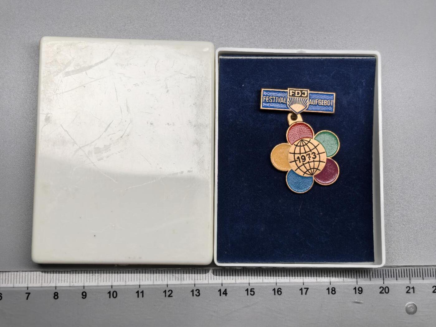 小驴勋章奖章收藏9月13日星期六晚18点拍卖（有偿代拍，送拍规则在简介最后，参拍须阅读规则后再参拍，关系到运费包装发货时效真假辨别等关键信息，店主微信码在最后一拍品） 东德德意志自由青年同盟1973年世界青年联欢会纪念章带盒