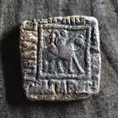 【良泉】【国庆精品场】10月2日晚19.30点开拍！ 222组，西方古代钱币、印章专场 - 【藏家出品D】沃洛奈斯大王4查柯铜币公元前76-前75年。 正面:方框内国王持矛骑像。希腊文内容“公正的爱兄弟的斯帕拉雷西斯国王”反面:方框内赫拉克勒斯手持棍棒及狮皮坐于岩石上。沃洛奈斯和斯帕拉雷西斯为副王时造的币，7.72克