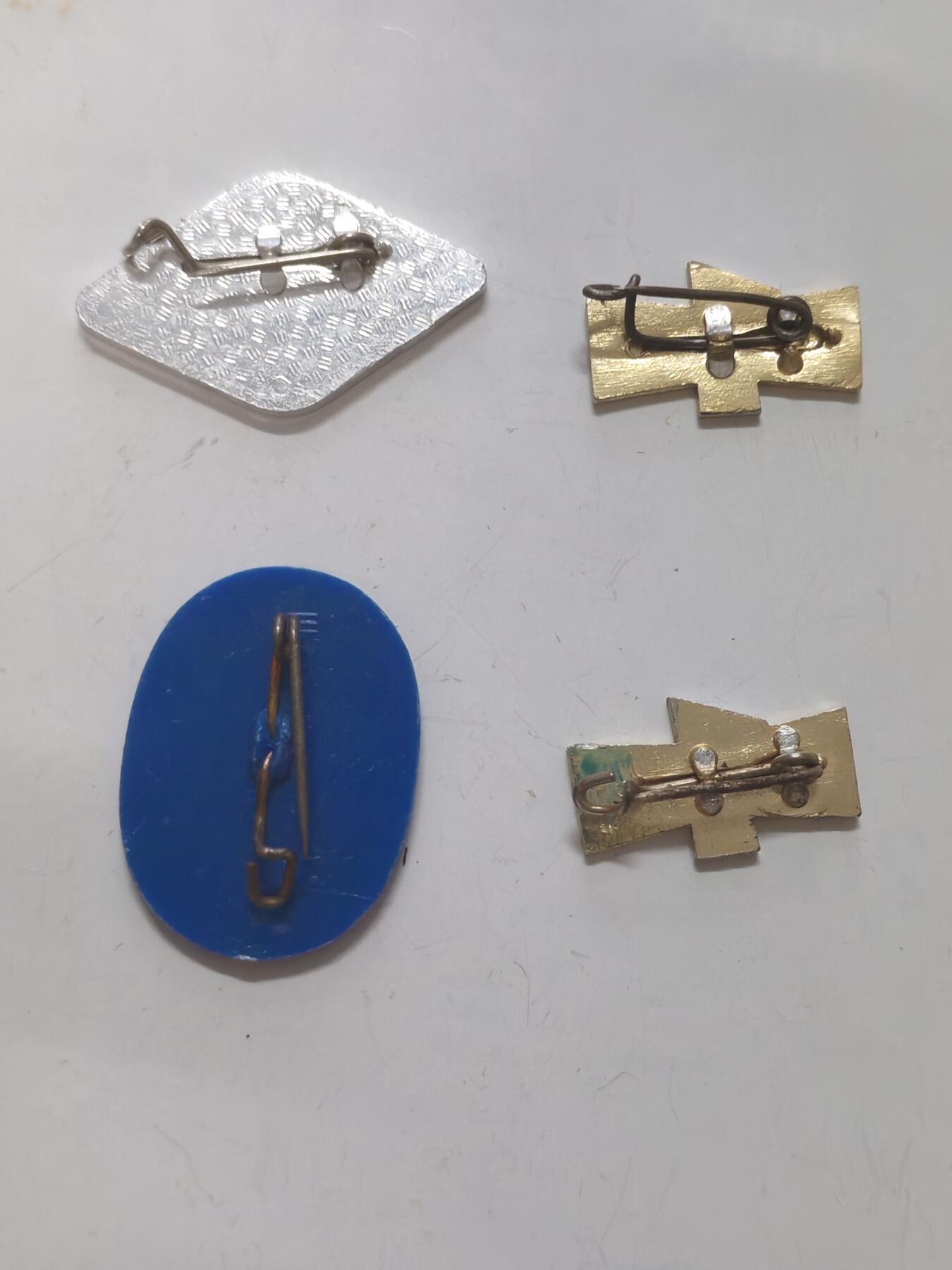 韵星假日拍卖第二十三期 -- Rimey Holidays Auction 23 民主德国徽章一组