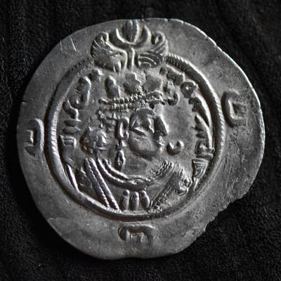 【良泉】第40期【直播场】10月16日晚19.30点开拍！225组（本场结束后外出旅游。之前预存钱币的朋友请告知，将连同本场拍品一起邮寄）  - 【藏家出品E】波斯萨珊阿尔达希尔三世，公元628-630年，正面阿尔达希尔三世王像，背面持剑武士守护圣火坛，3.82克