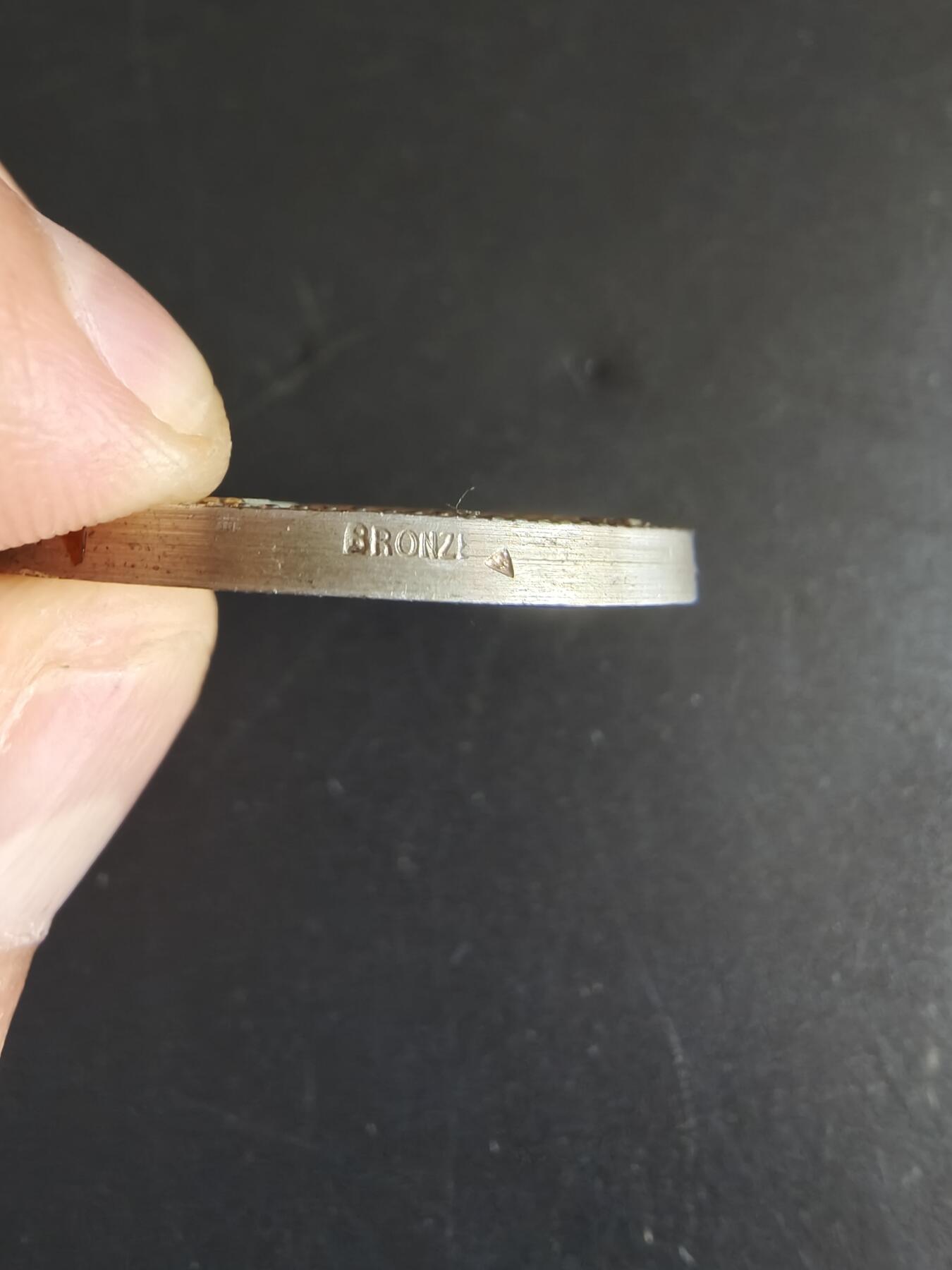 老王徽章第148期 法国化工行业镀银大铜章    直径38mm   重量25.1g