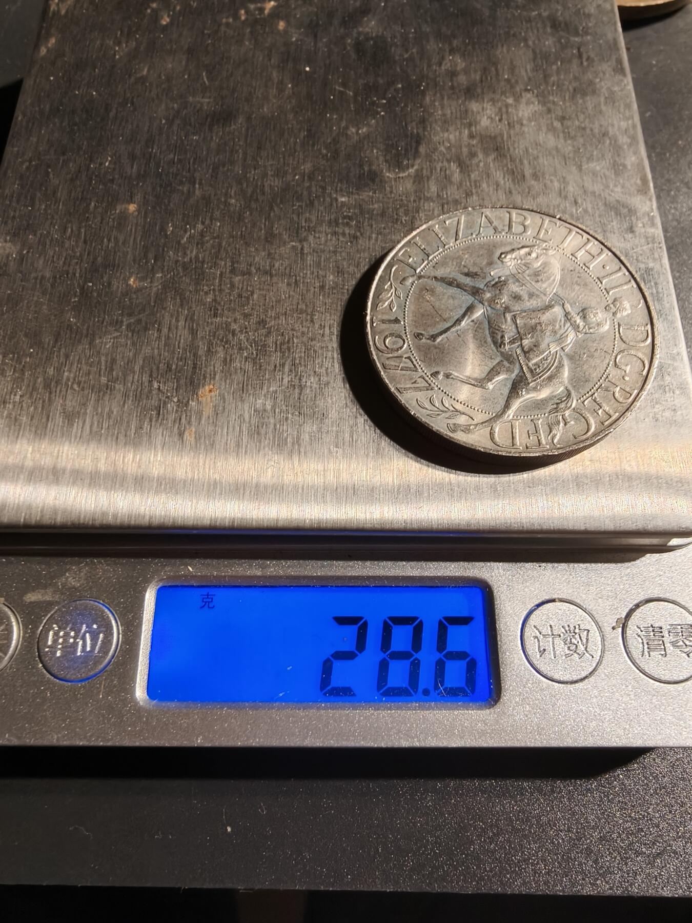 老王徽章第148期 英国伊丽莎白二世银禧克朗币   直径38mm  重量28.6g
