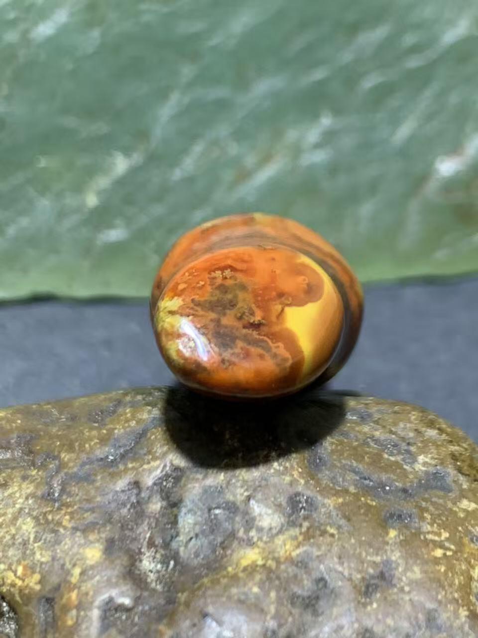 精美高润度草花纹战国红玛瑙雕刻竹节吊坠一个，