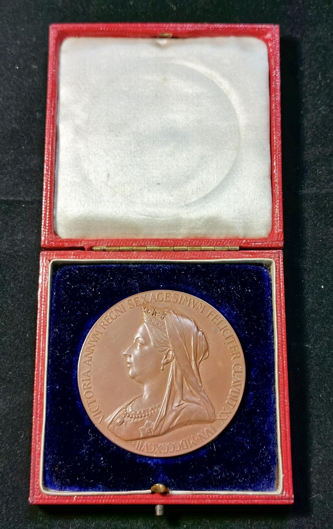 甄臻铺-世界币章拍卖（第33期），送拍享返佣金等优惠多多 1897年英国维多利亚女王登基60周年纪念铜章55mm，原盒