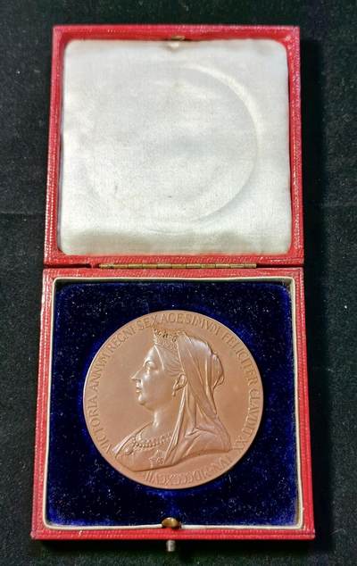 甄臻铺-世界币章拍卖（第33期），送拍享返佣金等优惠多多 1897年英国维多利亚女王登基60周年纪念铜章55mm，原盒