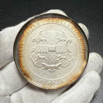 「木头集藏」章牌专场-第61场 - 剑桥大学银质纪念章，直径：52 mm，总重：80 g，喷砂工艺，玻璃罩面完整，边缘有获奖者信息。