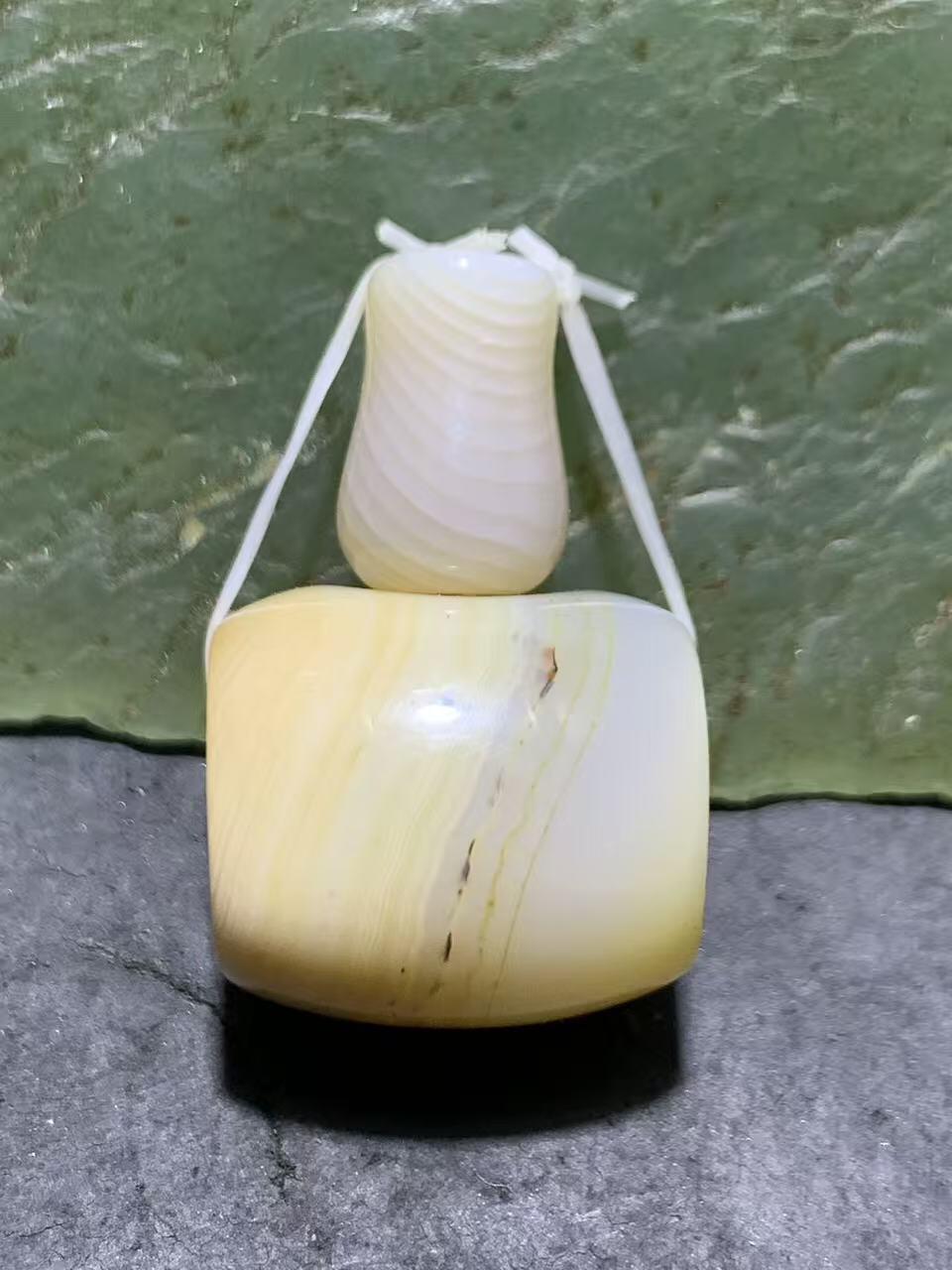 精美高玉化缠丝玛瑙佛头三通一套。