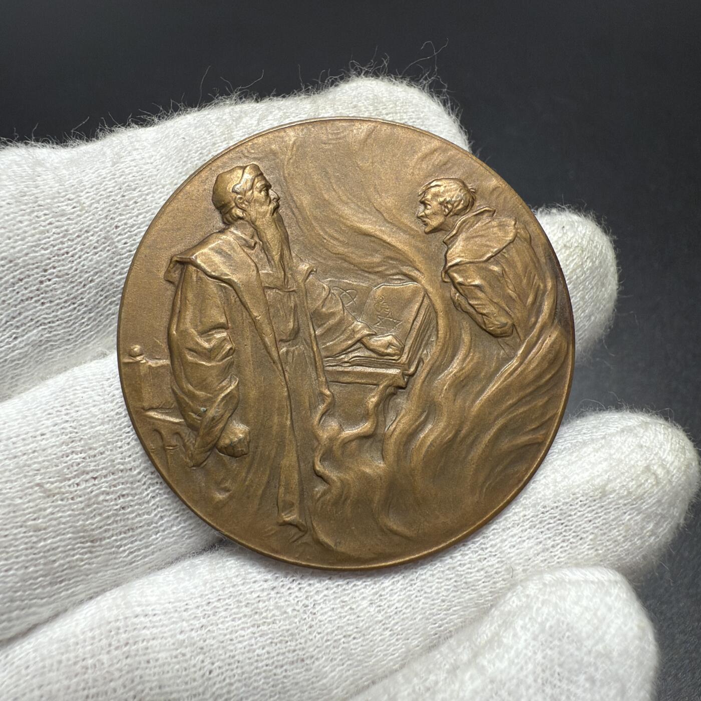 「木头集藏」章牌专场-第61场 德国 歌德 纪念铜章，直径：40 mm，约翰・沃尔夫冈・冯・歌德，是德国著名的作家、自然科学家、画家，也是魏玛古典主义的代表人物，世界文学的杰出人物之一，除了《葛兹・冯・伯利欣根》《少年维特之烦恼》《浮士德》外，还有《威廉・迈斯特的学习时代》《亲和力》等小说，以及《普罗米修斯》《神灵的问候》等诗歌。
