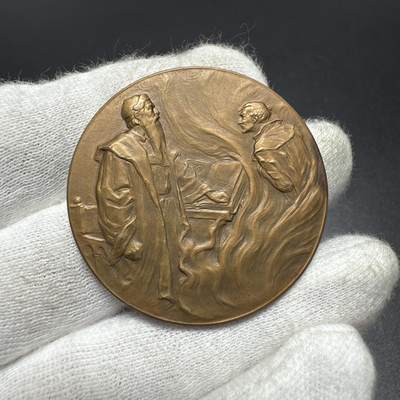 「木头集藏」章牌专场-第61场 - 德国 歌德 纪念铜章，直径：40 mm，约翰・沃尔夫冈・冯・歌德，是德国著名的作家、自然科学家、画家，也是魏玛古典主义的代表人物，世界文学的杰出人物之一，除了《葛兹・冯・伯利欣根》《少年维特之烦恼》《浮士德》外，还有《威廉・迈斯特的学习时代》《亲和力》等小说，以及《普罗米修斯》《神灵的问候》等诗歌。