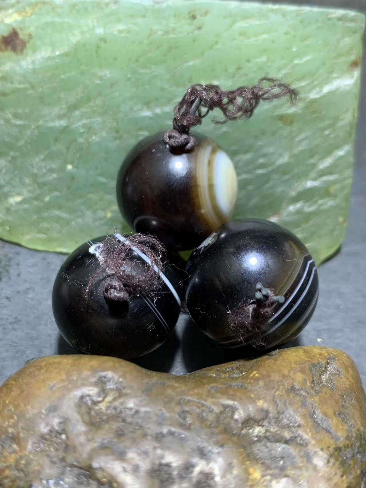 通货药师玛瑙通货佛头三通3颗。