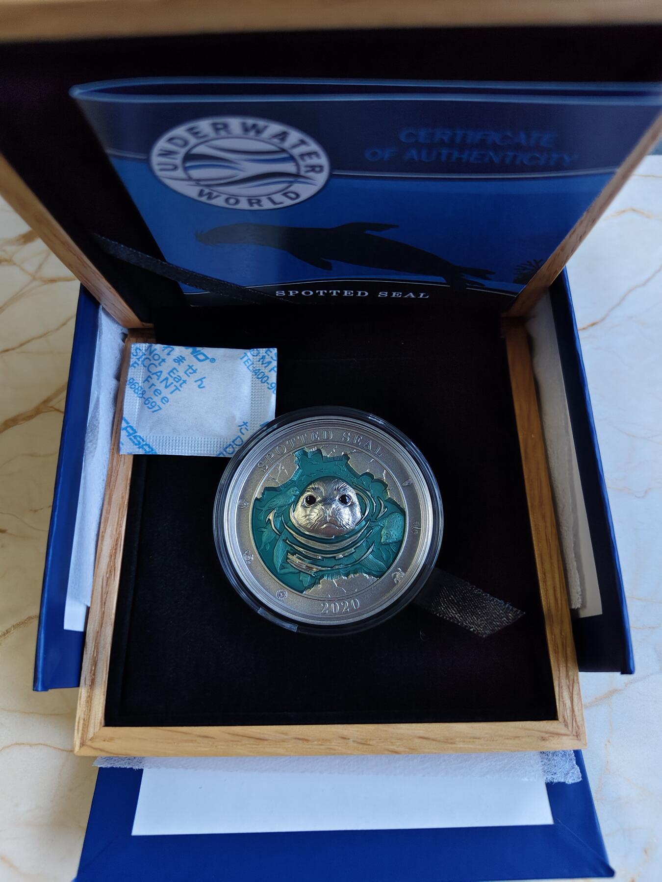 第175期拍卖【长期征集拍品】 巴巴多斯2020年海底世界系列海豹镶透明珐琅银币，999银，发行999枚