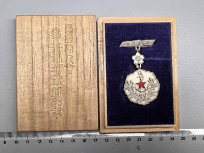 小驴勋章奖章收藏9月13日星期六晚18点拍卖（有偿代拍，送拍规则在简介最后，参拍须阅读规则后再参拍，关系到运费包装发货时效真假辨别等关键信息，店主微信码在最后一拍品） - 爱国妇人会有功章带盒
