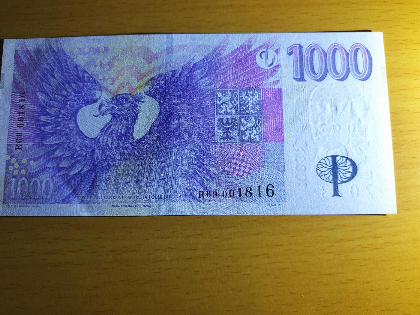 【礼羽收藏】🌏世界钱币拍卖第103期 捷克2023年纪念钞，面值1000克朗，钞票品相如图，背面双头鹰图案，正面捷克国家银行标志。