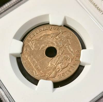 甄臻铺-世界币章拍卖（第33期），送拍享返佣金等优惠多多 NGC-MS64RB 法属印度支那百分之一中孔铜币