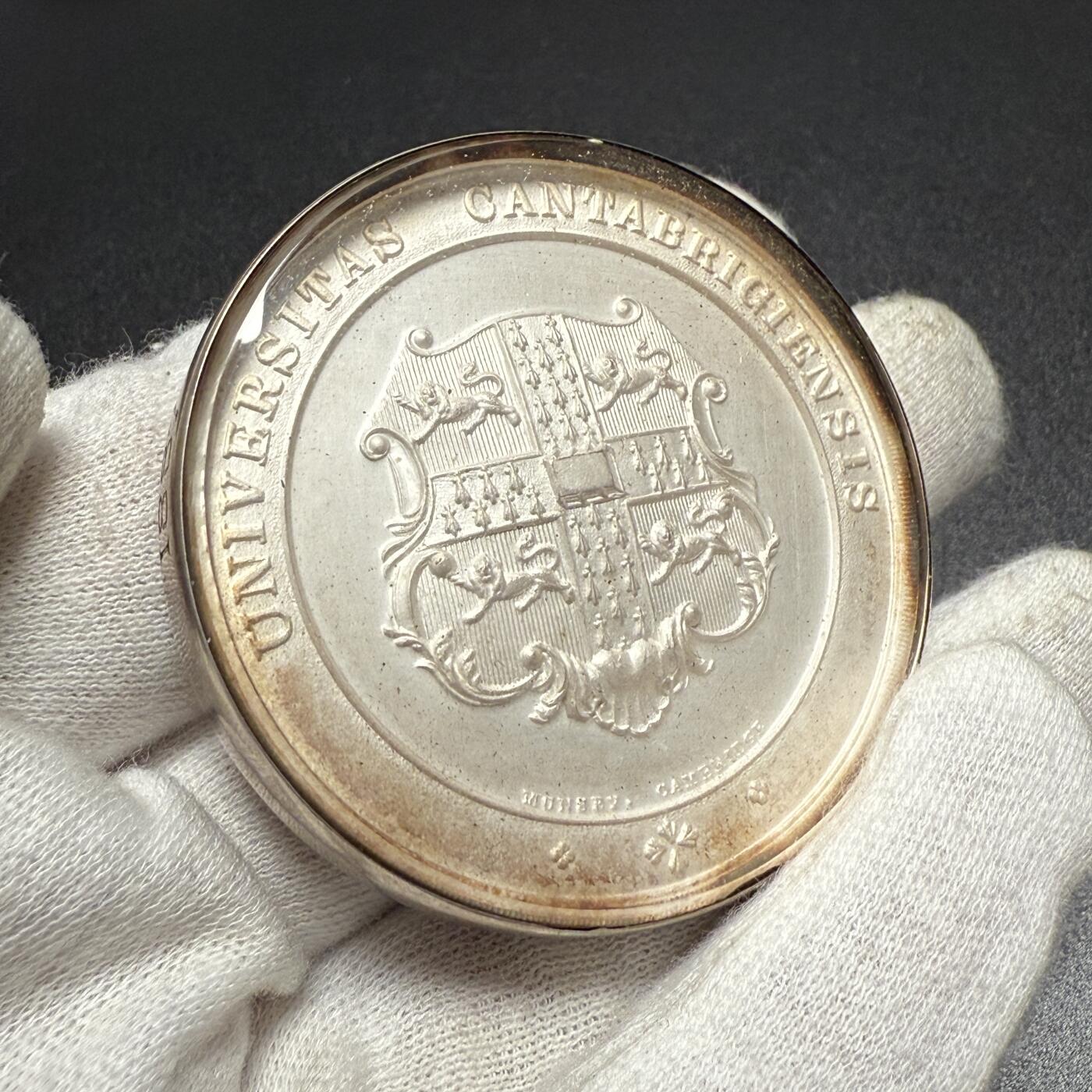 「木头集藏」章牌专场-第61场 剑桥大学银质纪念章，直径：52 mm，总重：86.9 g，喷砂工艺，玻璃罩面完整，边缘有获奖者信息。