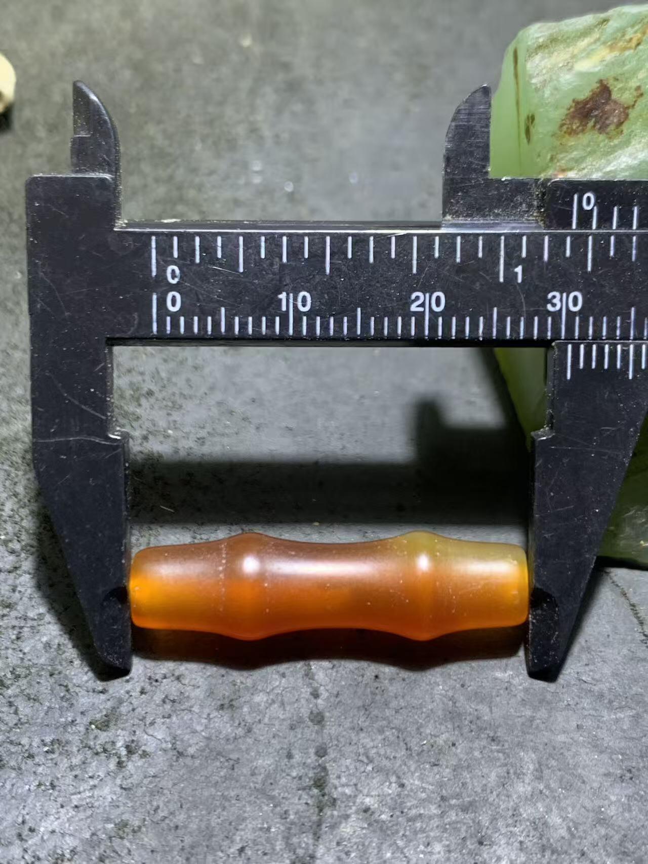 高玉化玛瑙随形竹节桶珠一颗，