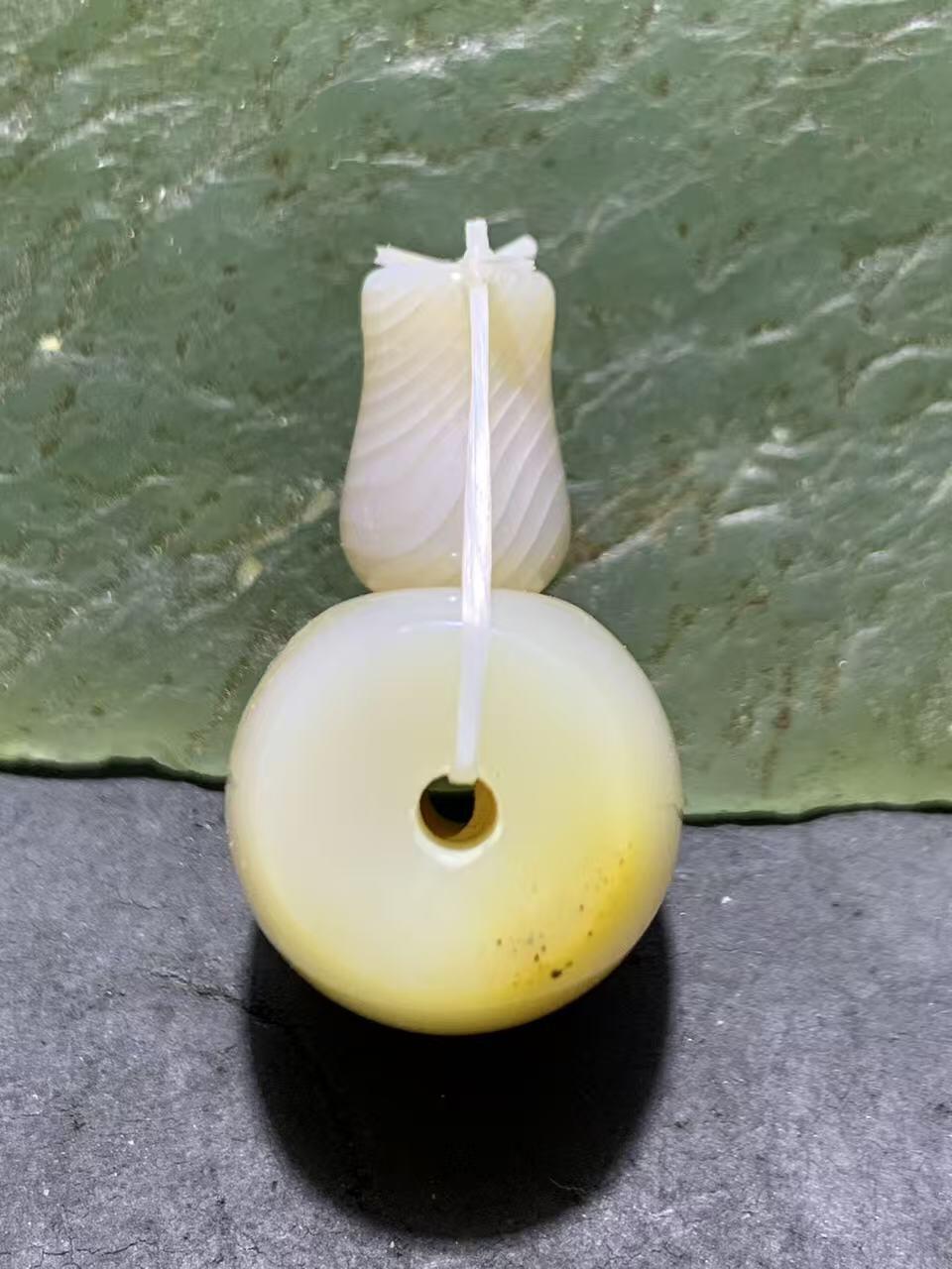精美高玉化缠丝玛瑙佛头三通一套。