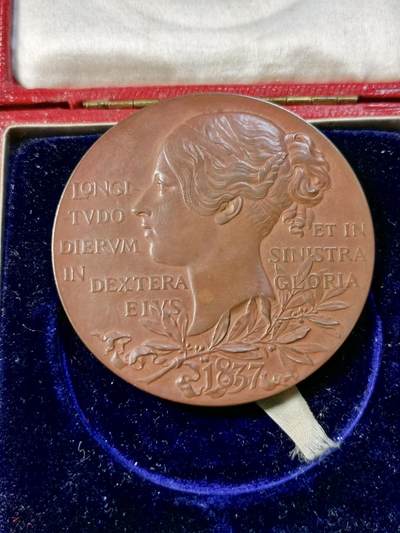 甄臻铺-世界币章拍卖（第33期），送拍享返佣金等优惠多多 1897年英国维多利亚女王登基60周年纪念铜章55mm，原盒