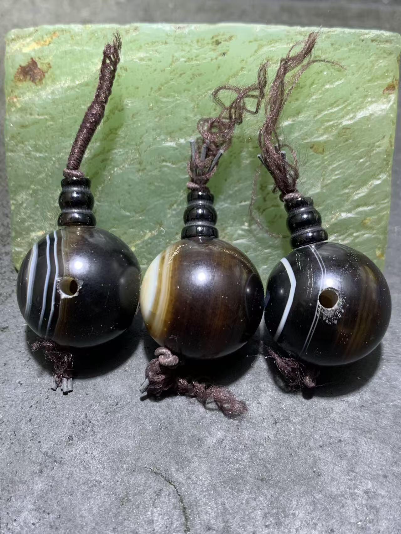通货药师玛瑙通货佛头三通3颗。