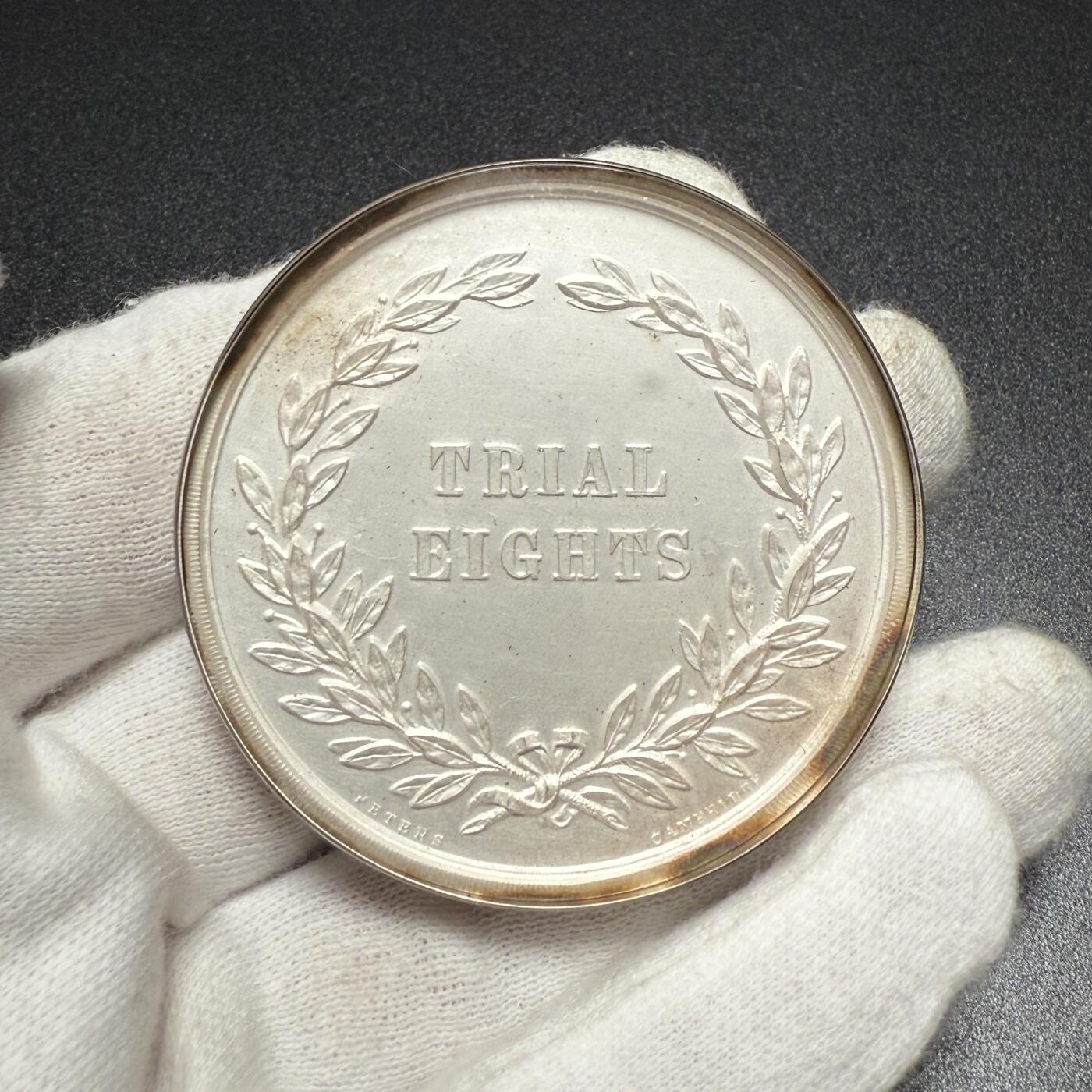 「木头集藏」章牌专场-第61场 剑桥大学银质纪念章，直径：52 mm，总重：86.9 g，喷砂工艺，玻璃罩面完整，边缘有获奖者信息。