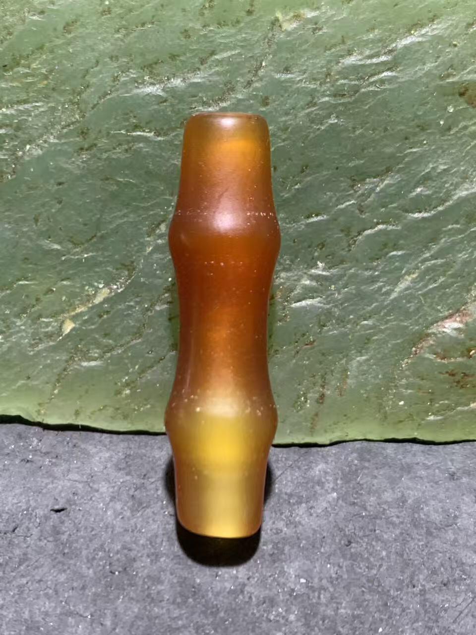 高玉化玛瑙随形竹节桶珠一颗，