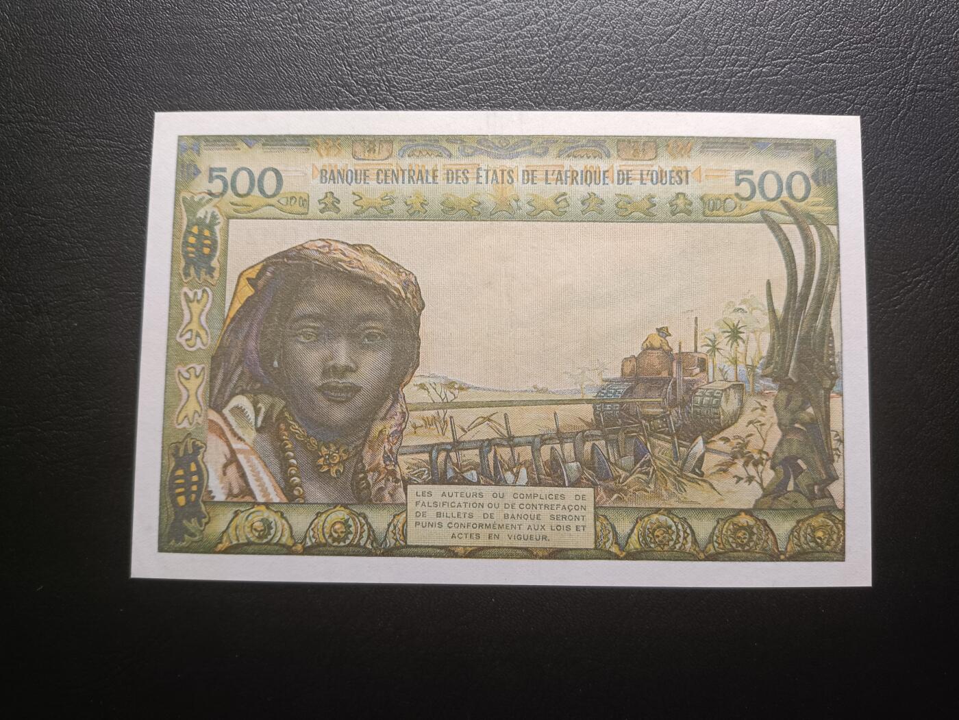 2025九月第二期（总第192期） 西非共同体1961版500法郎AUNC，略少的塞内加尔印刷，黑鬼种地和木雕和民族服饰少女