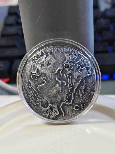 第174期拍卖【长期征集拍品】 - 纽埃2018年太阳系系列4镶嵌灶神星4664陨石银币，999银，发行686枚