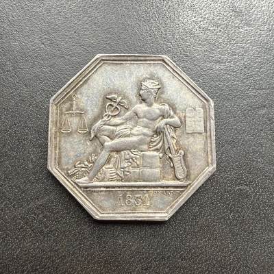 「木头集藏」章牌专场-第61场 - 法国商业协会八角银章，直径：30.5mm， 13.2 g， 彩色氧化，边铭：手指 ARGENT，品相还不错。