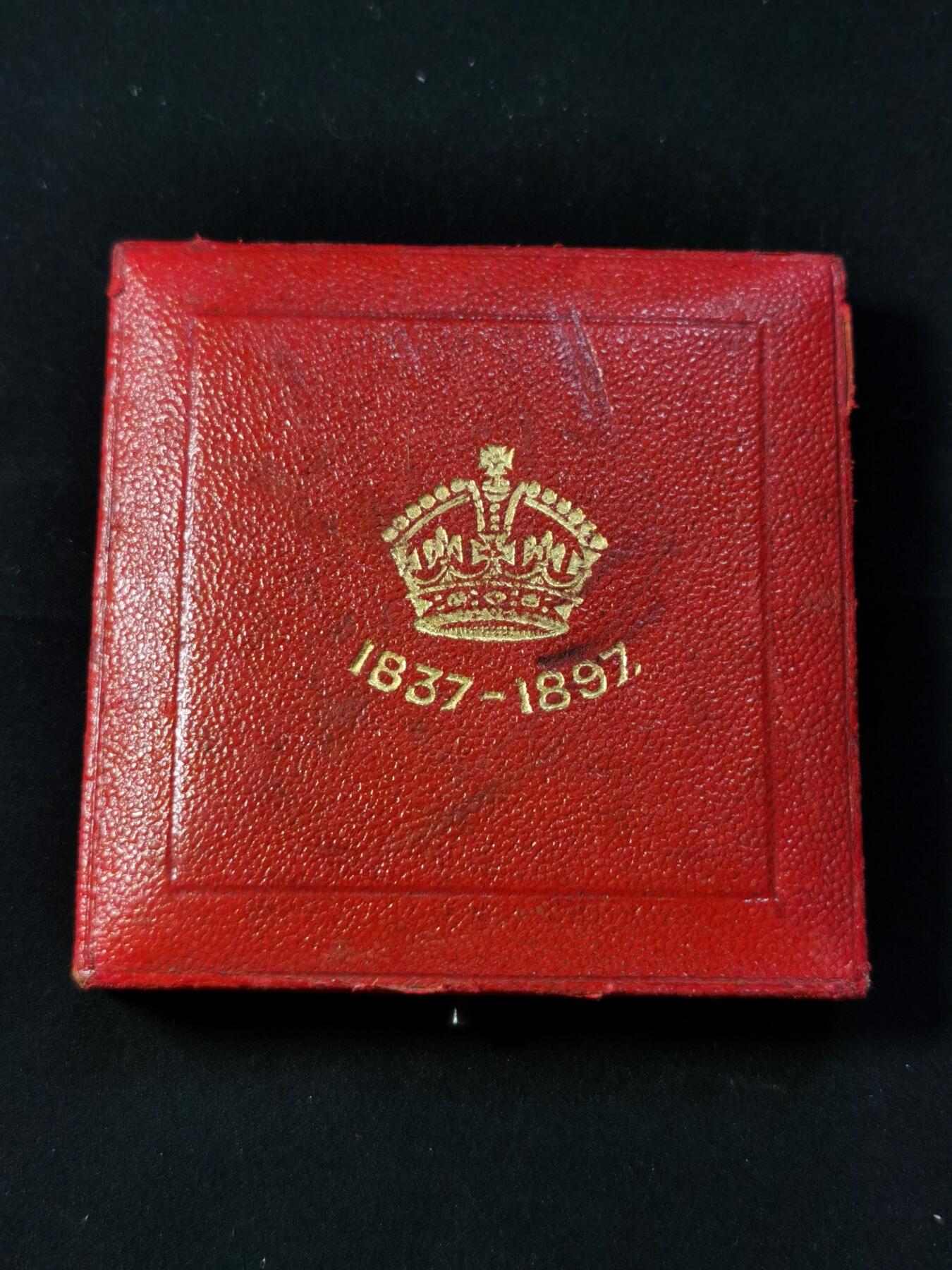 甄臻铺-世界币章拍卖（第33期），送拍享返佣金等优惠多多 1897年英国维多利亚女王登基60周年纪念铜章55mm，原盒