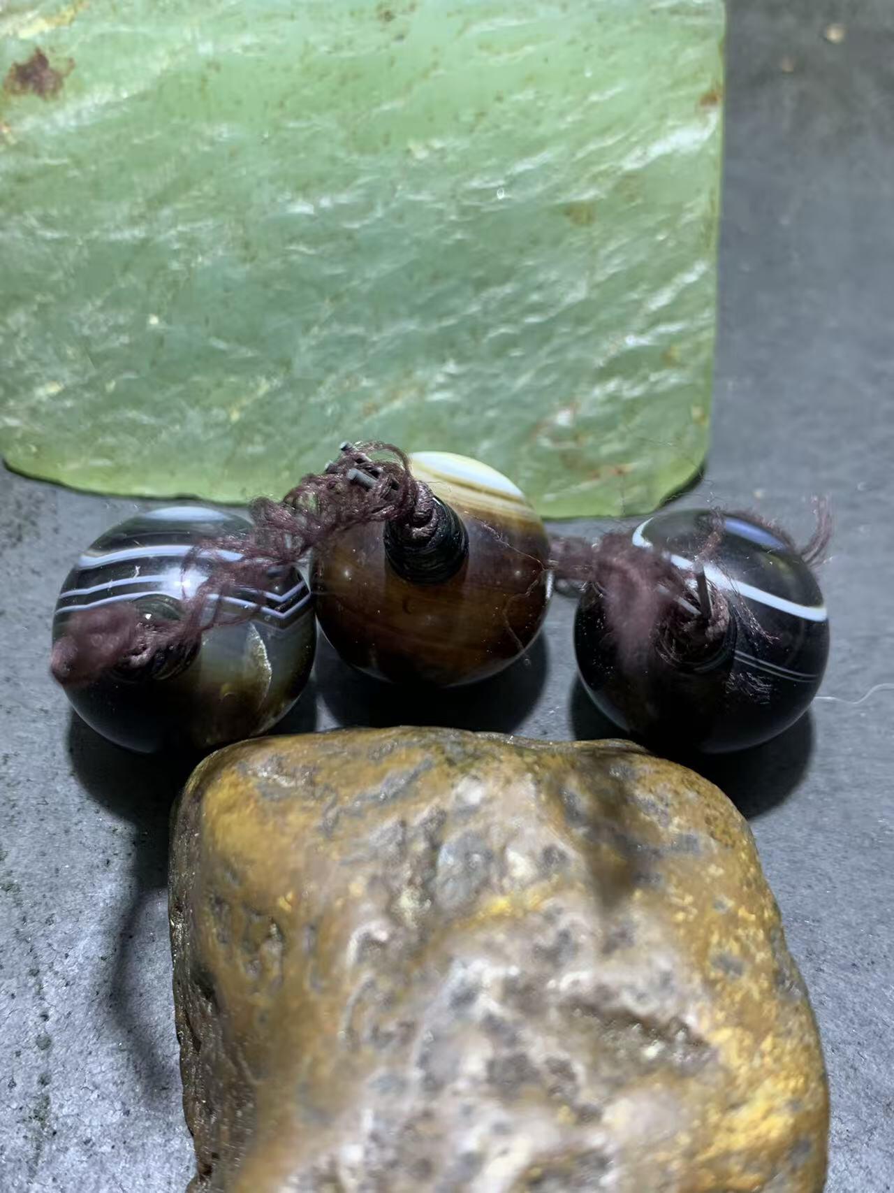 通货药师玛瑙通货佛头三通3颗。