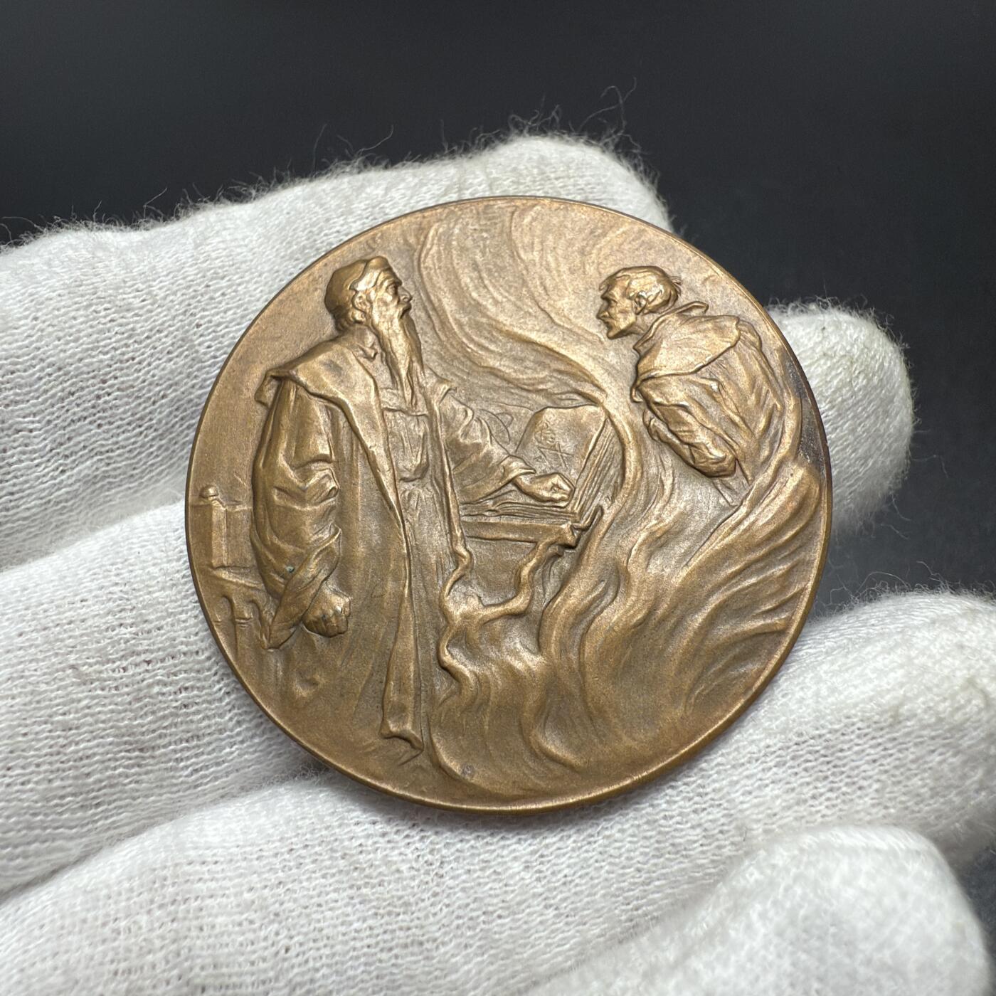 「木头集藏」章牌专场-第61场 德国 歌德 纪念铜章，直径：40 mm，约翰・沃尔夫冈・冯・歌德，是德国著名的作家、自然科学家、画家，也是魏玛古典主义的代表人物，世界文学的杰出人物之一，除了《葛兹・冯・伯利欣根》《少年维特之烦恼》《浮士德》外，还有《威廉・迈斯特的学习时代》《亲和力》等小说，以及《普罗米修斯》《神灵的问候》等诗歌。