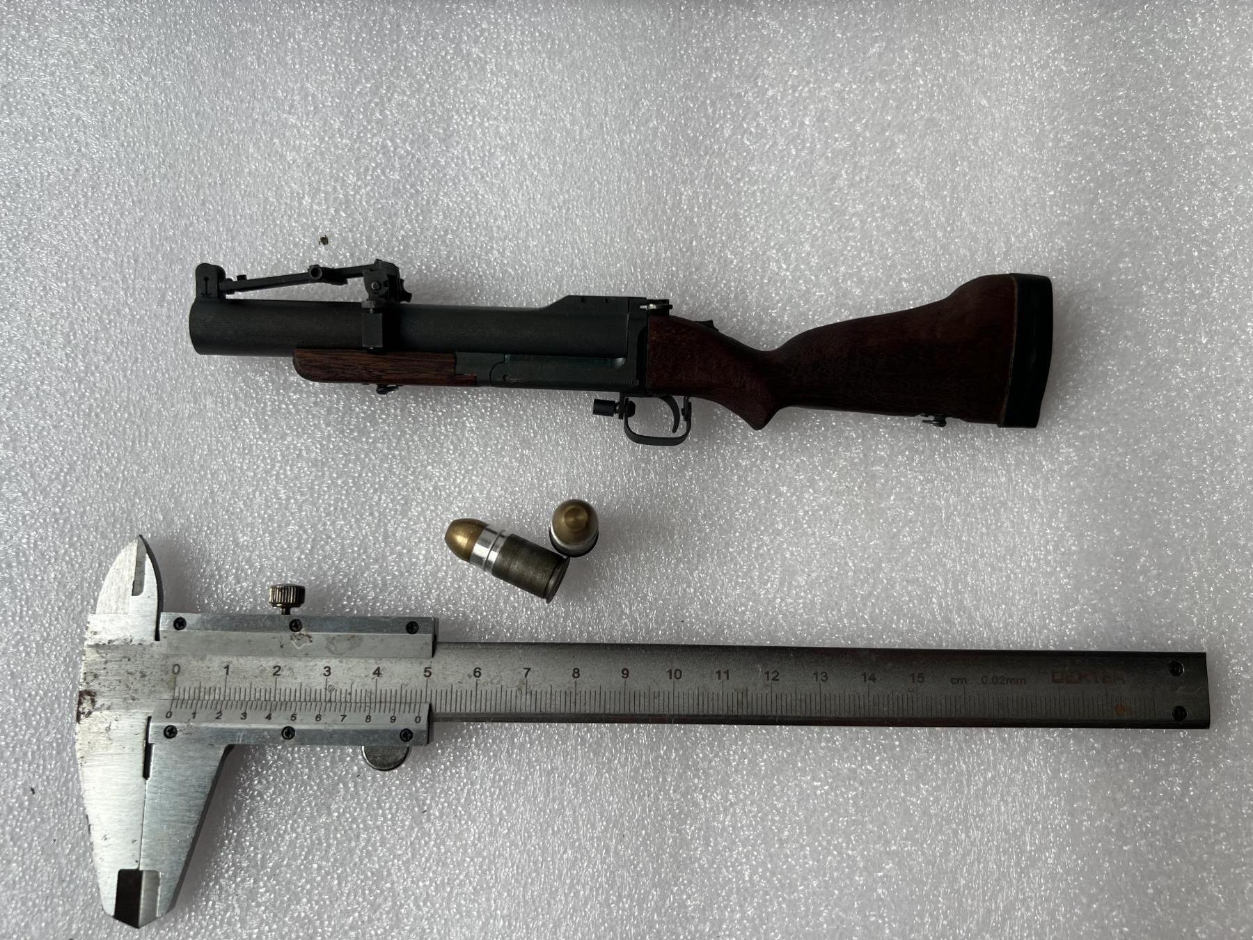 零元拍：H&G 1/4 M79榴蛋仓模型，全金属，含两枚蛋蛋，无背带，全品没毛病。无包装。