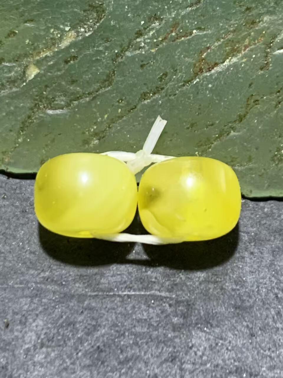 天然乌克兰原矿蜜蜡老形桶珠腰珠两颗！