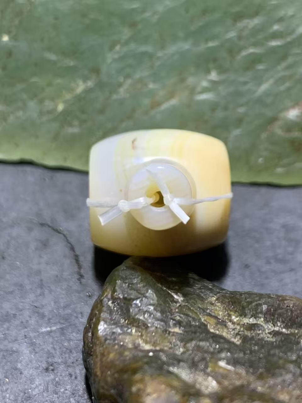 精美高玉化缠丝玛瑙佛头三通一套。