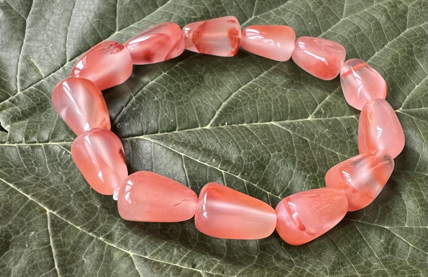 零元拍：清清爽爽粉粉嫩嫩的南红樱桃红随型手串。约26.7克。清凉夏日，小手腕怎么少得了一条美美的手串呢？颜色以实物为准。出价前必须认真读完本简介说明，请谨慎出手。360度无死角拍照，绝不掩盖瑕疵。传图我会传原图让大家尽可能看清拍品，有任何疑问可以微信或者站内提问。
