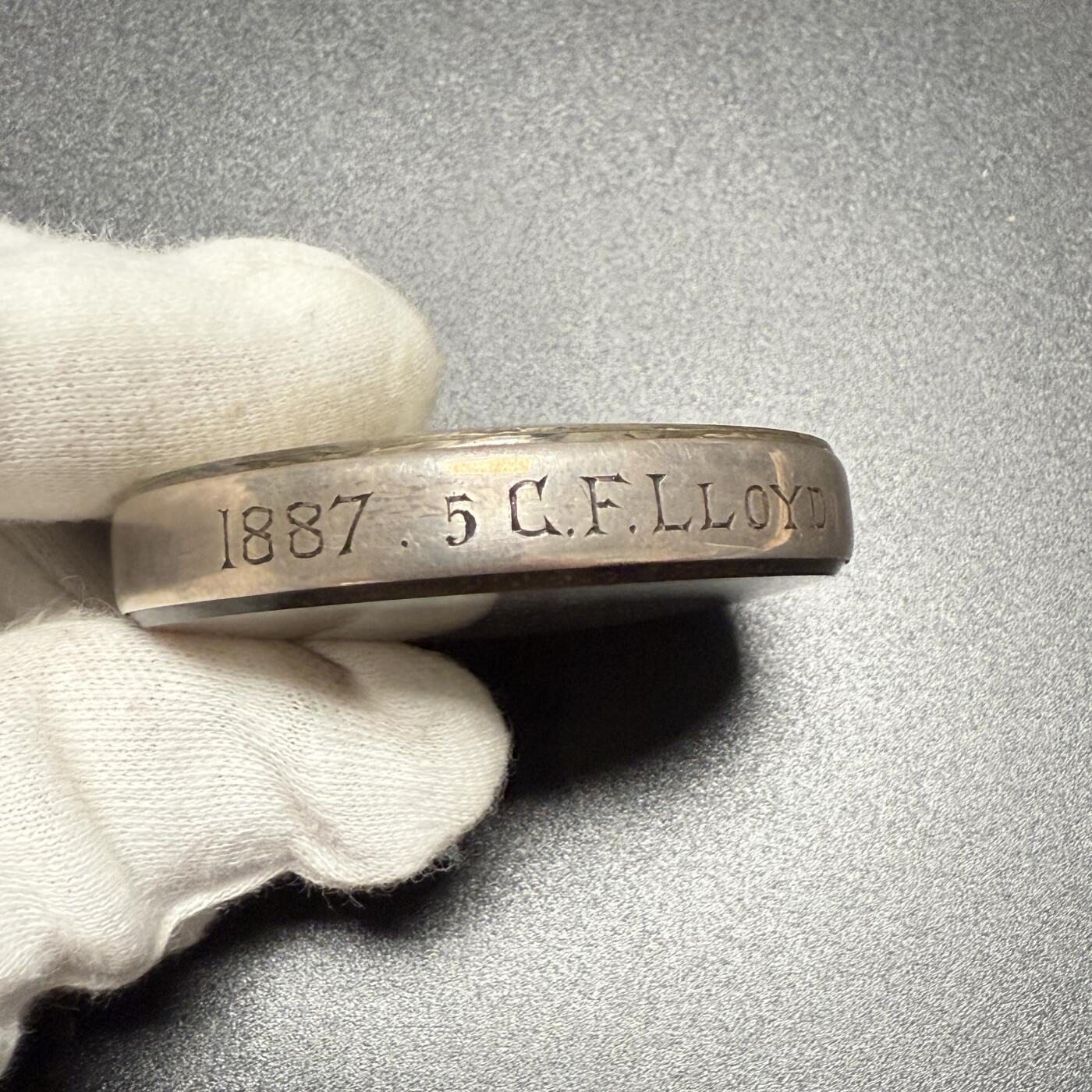 「木头集藏」章牌专场-第61场 剑桥大学银质纪念章，直径：52 mm，总重：86.9 g，喷砂工艺，玻璃罩面完整，边缘有获奖者信息。