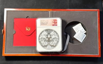 甄臻铺-世界币章拍卖（第33期），送拍享返佣金等优惠多多 NGC-MS70 2024年公斤龙银币300元，双龙戏珠，1公斤银币，盒证全，巨大一个，限量5000枚，裸币发行价12800，69分多见，70分少见