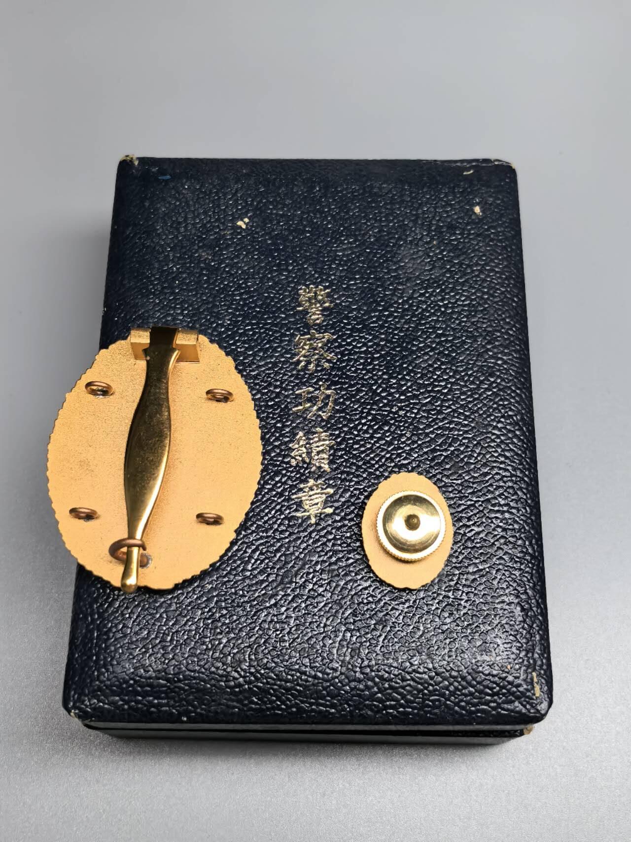 小驴勋章奖章收藏9月13日星期六晚18点拍卖（有偿代拍，送拍规则在简介最后，参拍须阅读规则后再参拍，关系到运费包装发货时效真假辨别等关键信息，店主微信码在最后一拍品） 警察功绩章带盒带mini