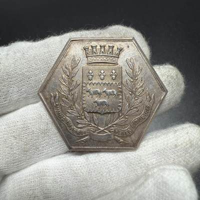 「木头集藏」章牌专场-第61场 - 法国布尔日商会银章，直径: 36 mm，28.3 g，边铭：丰饶角 ARGENT，正面刻画了布尔日市城市盾徽，少见银章。