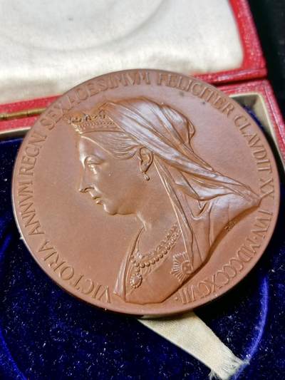 甄臻铺-世界币章拍卖（第33期），送拍享返佣金等优惠多多 1897年英国维多利亚女王登基60周年纪念铜章55mm，原盒