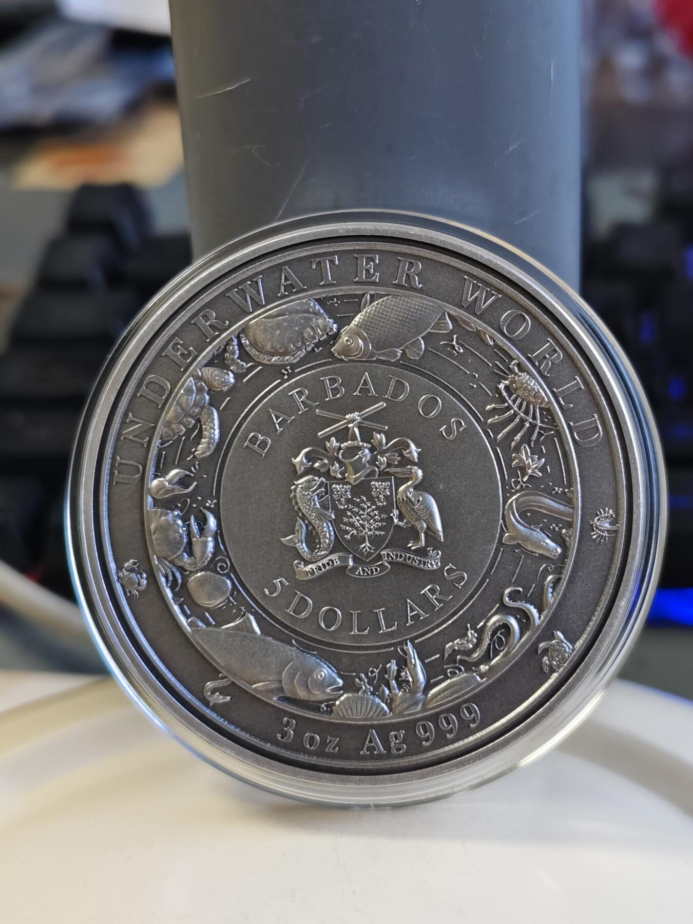 第175期拍卖【长期征集拍品】 巴巴多斯2019海底世界系列3海豚镶透明珐琅银币,999银，发行999枚，3盎司
