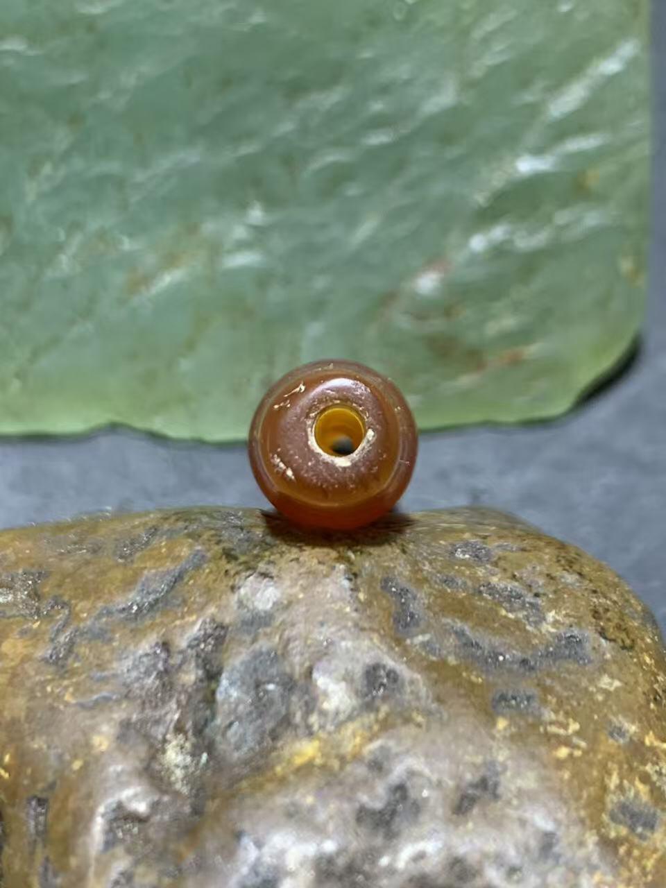 高玉化玛瑙随形竹节桶珠一颗，