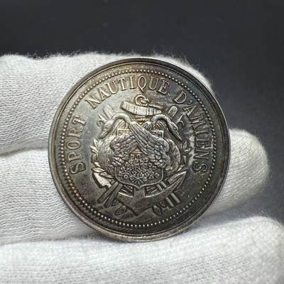 「木头集藏」章牌专场-第61场 - 法国昂热水上运动协会银章，直径：33 mm，16.2 g，边铭：丰饶角 ARGENT，正面刻画天鹅、船锚及船桨等元素，寓意水上运动的优雅、灵动，少见银章，品相不错，彩色氧化很美！