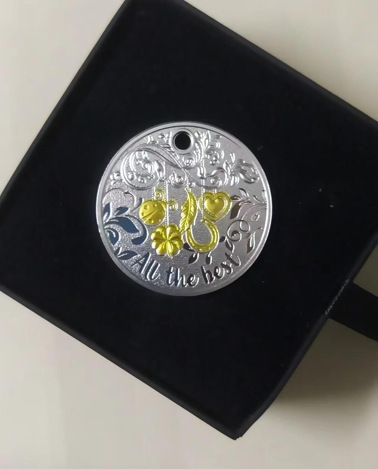 ❤️【币观天下】❤️ 第323期钱币拍卖- 2025.9.12周五晚上6点半场-长期征集拍品 纽埃2017年, “万事如意(All the Best)”-五福驾临(五幸运符号:瓢虫,幸运草,马蹄铁,爱心,羽毛)圆孔镀金项链吊坠精制银币,配原装链环,盒证全. 寓意美好,“万事如意”最美好的祝福,更适合春节新年祝福礼品. 国外售价115欧元