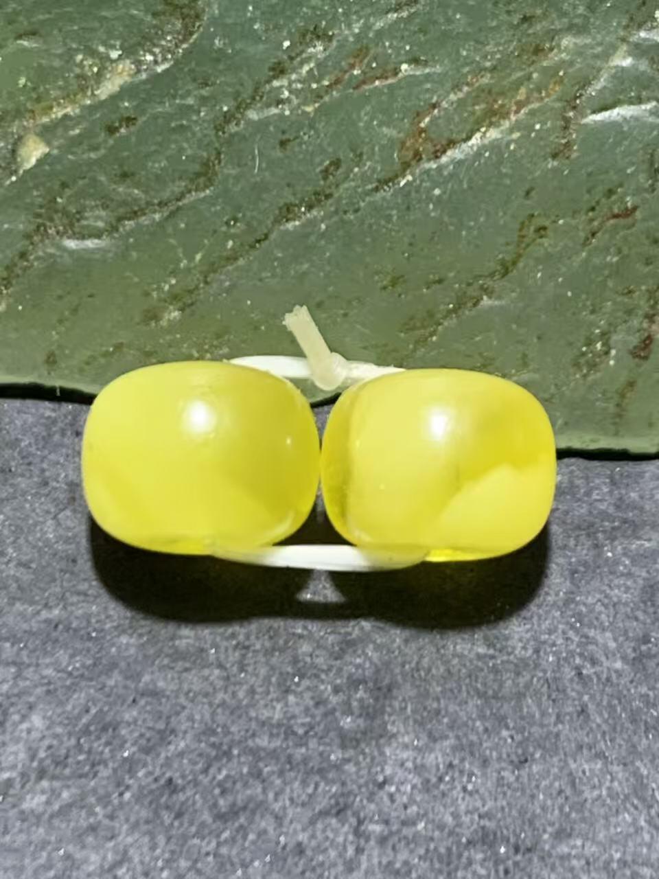 天然乌克兰原矿蜜蜡老形桶珠腰珠两颗！
