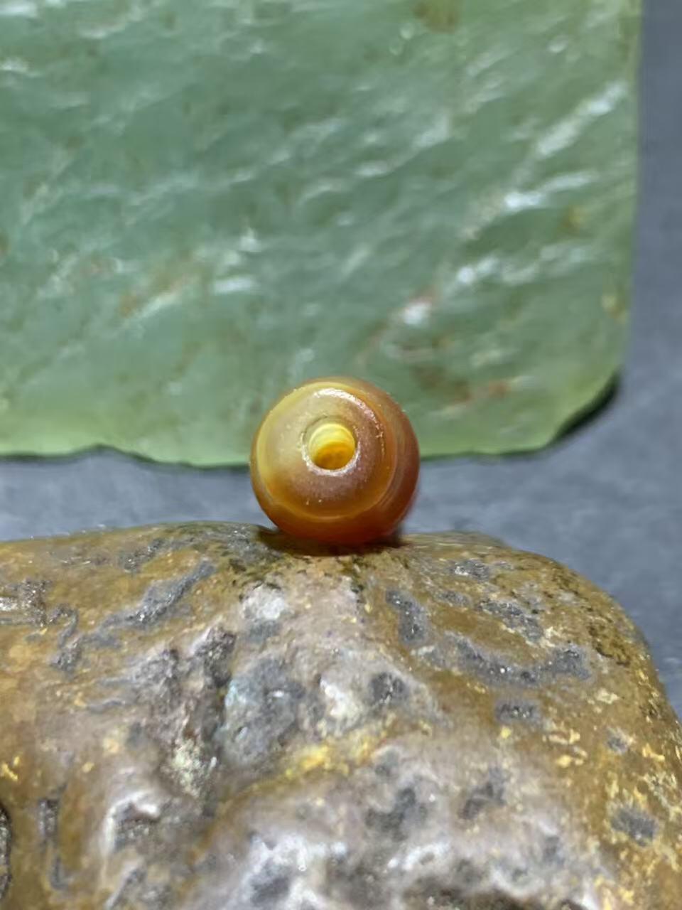 高玉化玛瑙随形竹节桶珠一颗，