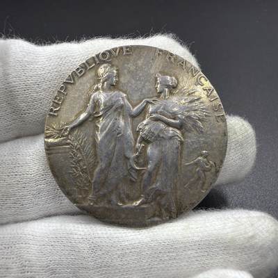 「木头集藏」章牌专场-第61场 - A.Dubois～法国丰收女神银章  直径：41 mm，35.6 g  边铭：丰饶角 ARGENT  正面刻画玛丽安娜与丰收女神形象，法语：法兰西共和国。