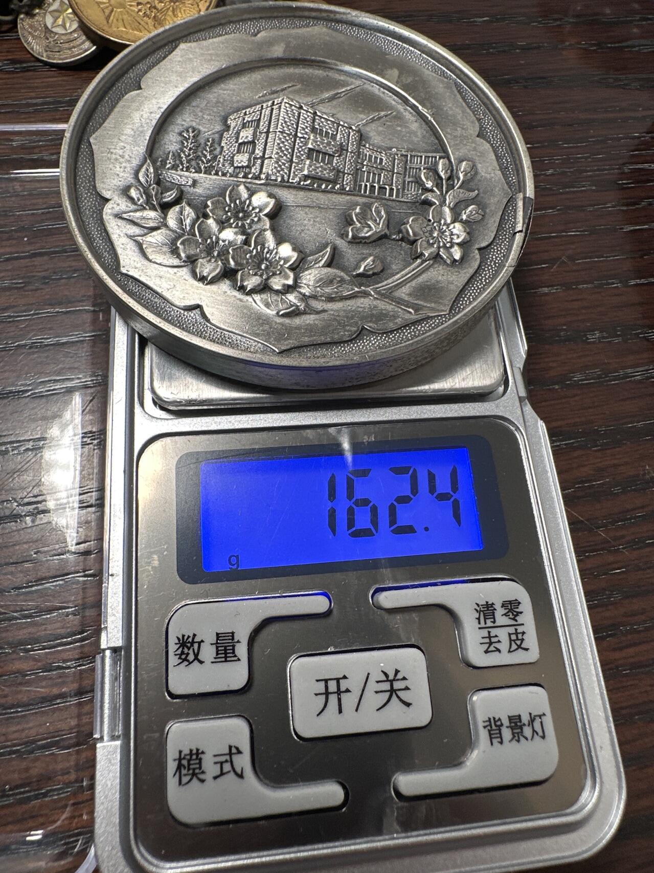 蒂克钱币-第40场 日本徽章 企业章自动拍 日本 巢鸭女子中学 50周年纪念章 70mm 162g